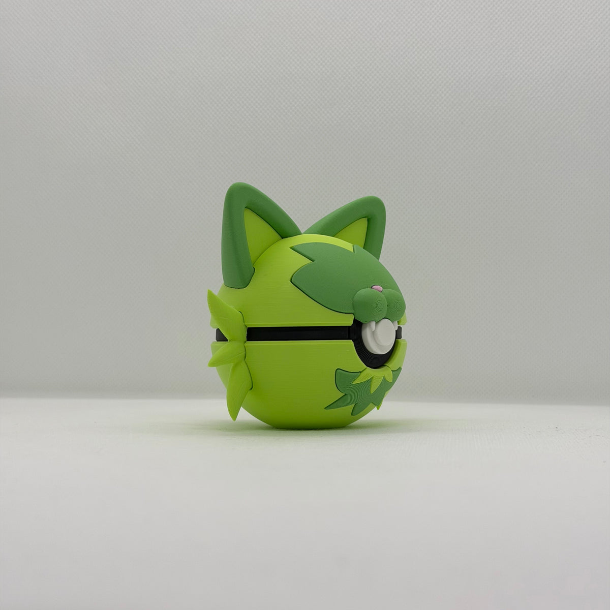 SprigatitoBall – 3D Gedruckter Pokéball Clicker Sprigatito Paldea Handgefertigt Schweiz | PRNT&more